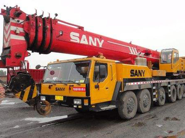 冬季隨車(chē)吊應(yīng)該怎樣保養(yǎng)和操作注意事項(xiàng)？